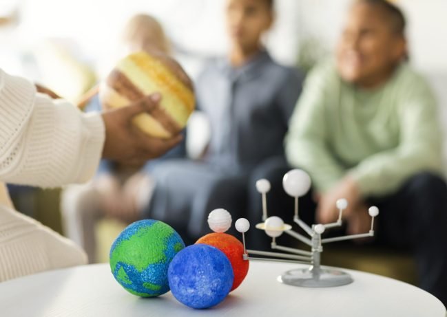 kids-learning-about-universe